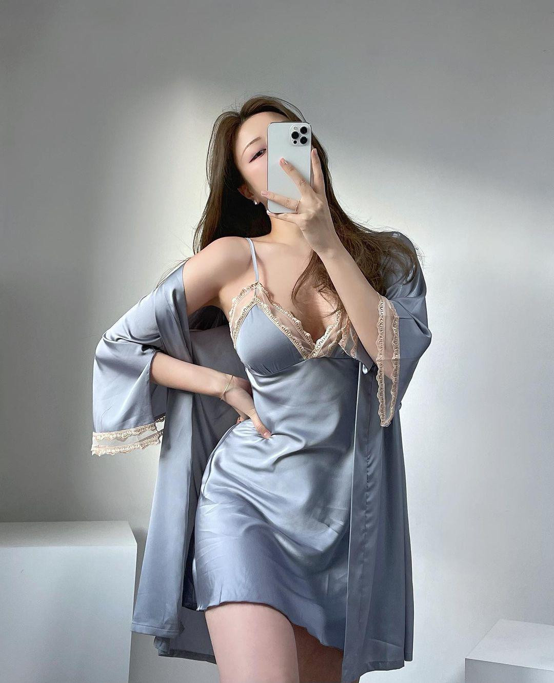 Choi Somi chuộng những mẫu đầm ngủ lụa. Chất liệu lụa satin mềm mại, thoáng mát và thấm hút mồ hôi tốt, mang lại cảm giác thoải mái, dễ chịu cho người mặc.