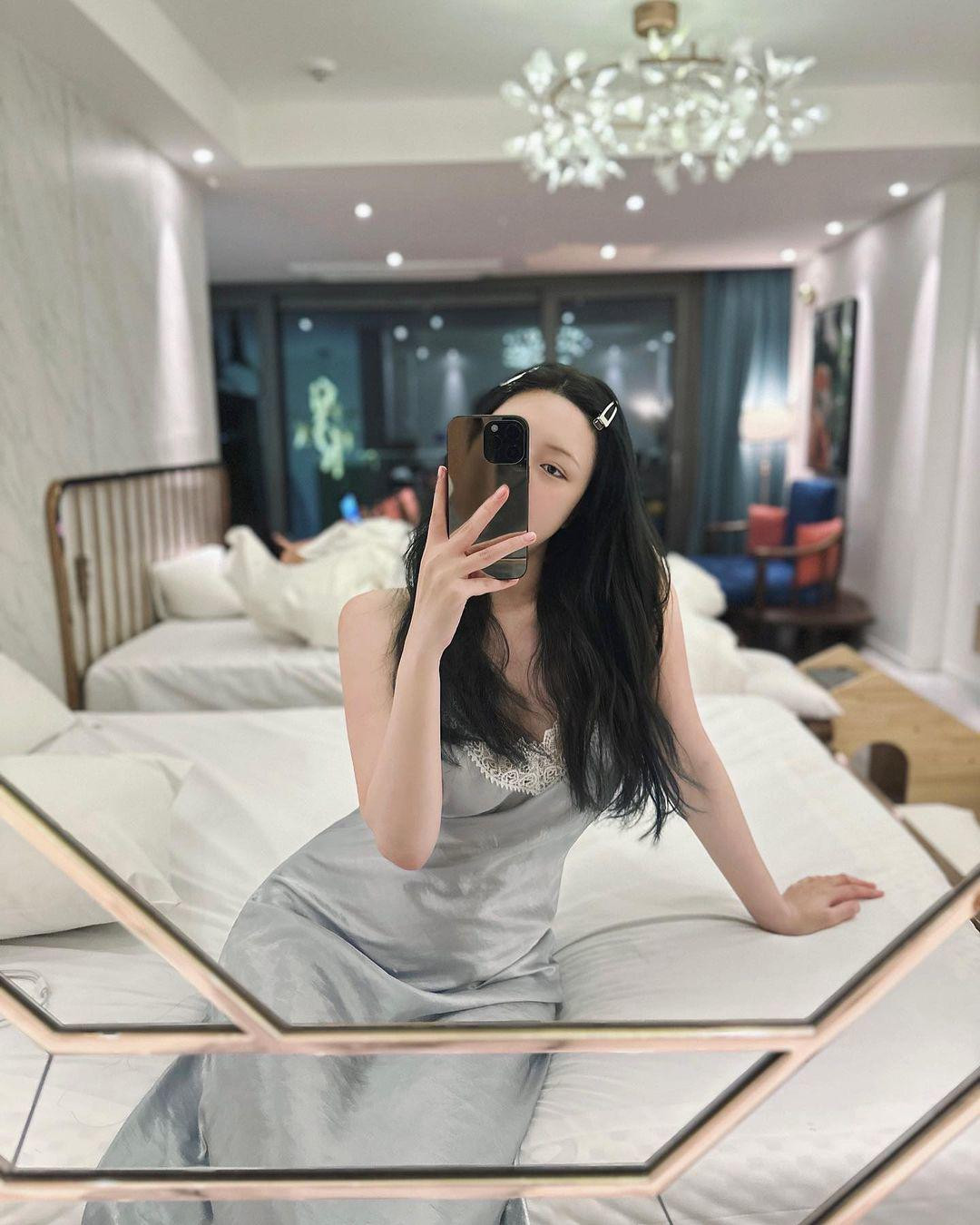 Netizen cho rằng Somi trông vô cùng quyến rũ khi diện đầm ngủ.