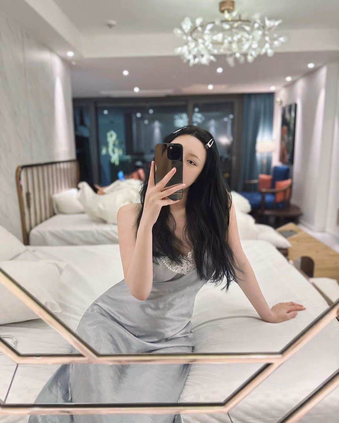 Netizen cho rằng Somi trông vô cùng quyến rũ khi diện đầm ngủ.