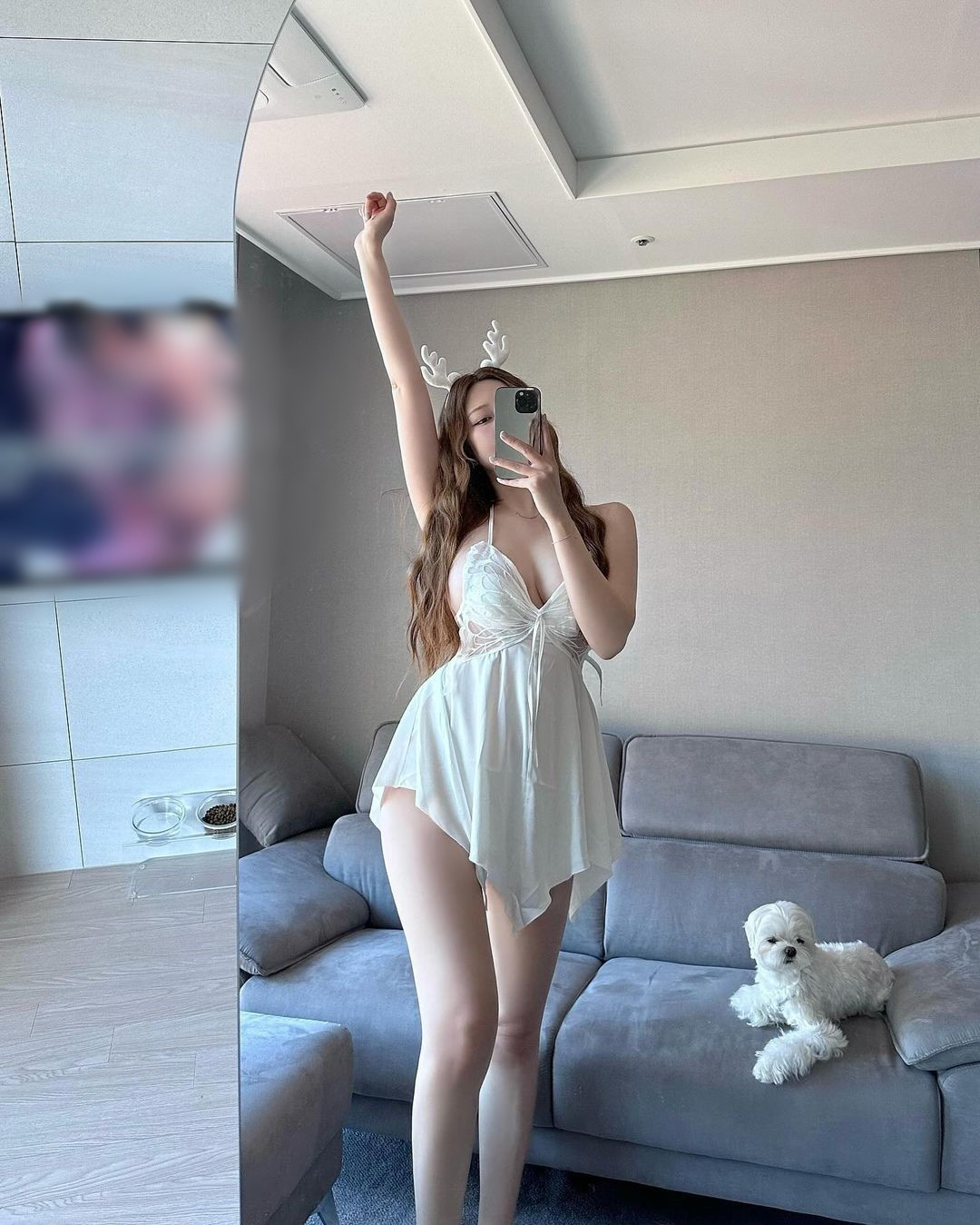 Thiết kế váy ngắn với phần dây mỏng manh, xẻ cổ sâu làm tăng thêm vẻ gợi cảm cho Somi. Cô nàng lựa chọn chất liệu lụa satin, mang lại cảm giác thoải mái, dễ chịu cho người mặc.