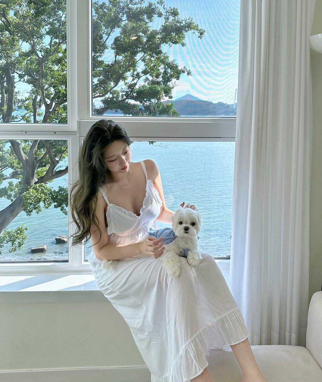 Không ít lần Choi Somi tự tin tạo dáng khoe body nuột nà, làn da trắng mịn khi diện váy ngủ tại nhà riêng.