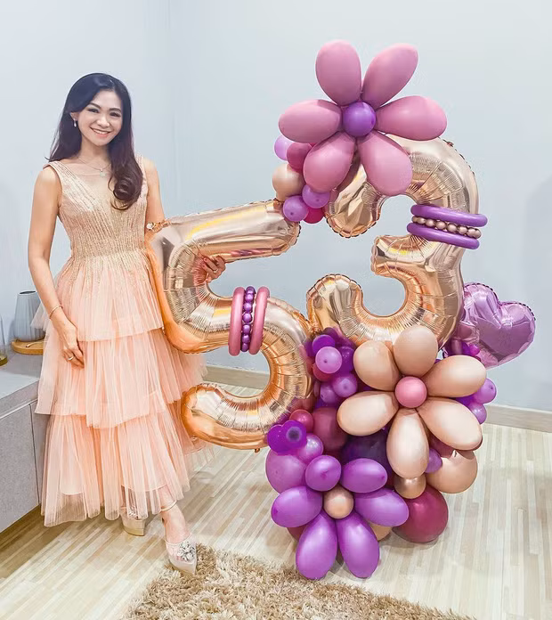 Cô Puspa là mẹ của hai anh con trai tên Dennis Hadi (26 tuổi) và Daniel Hadi (23 tuổi).