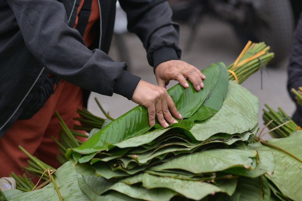 Tiểu thương tại chợ lá dong Trần Quý Cáp chia sẻ thêm, những người đến mua hàng đều là những khách lâu năm của chợ mấy năm nay.