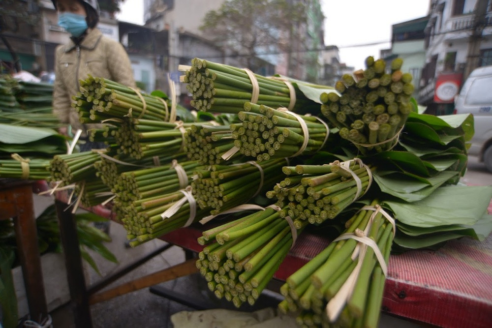 Năm nay khách mua lá dong phần lớn là khách lẻ, mua với số lượng ít, khoảng vài trăm tàu để gói bánh trong gia đình.