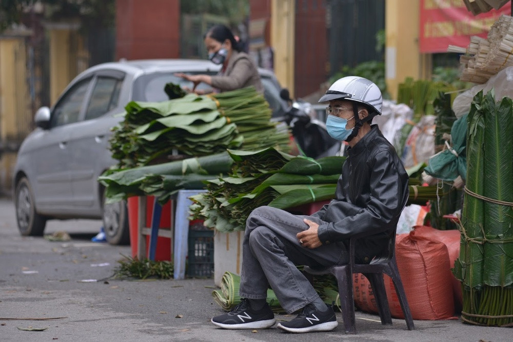 Khu vực chợ lá dong những ngày cận Tết Nhâm Dần bắt đầu nhộn nhịp hơn ngày thường. Đoạn đường dài hơn 100 m được phủ một màu xanh của loại lá gói bánh chưng.