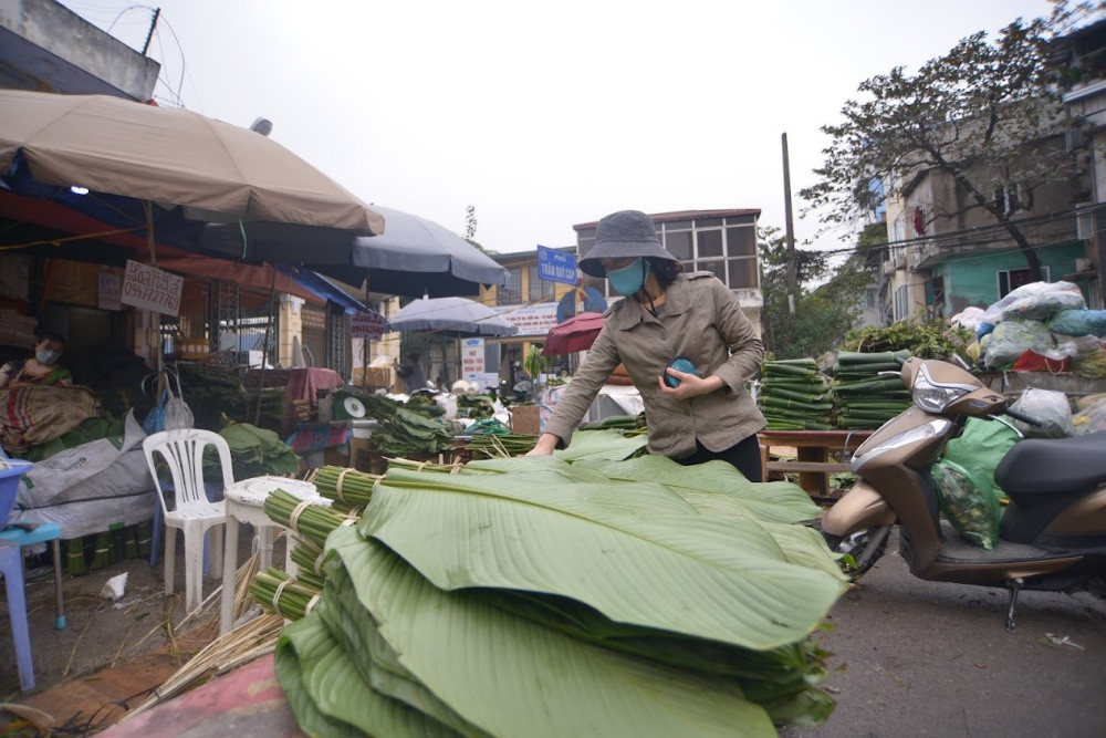 Bà Lan, tiểu thương có hơn 40 năm bán tại chợ lá dong trên đường Trần Quý Cáp cho biết: "Giá lá dong dao động theo ngày. Càng sát Tết thì giá lại nhỉnh hơn một chút, lý do bởi nguồn nhập hàng lên giá theo chất lượng lá".