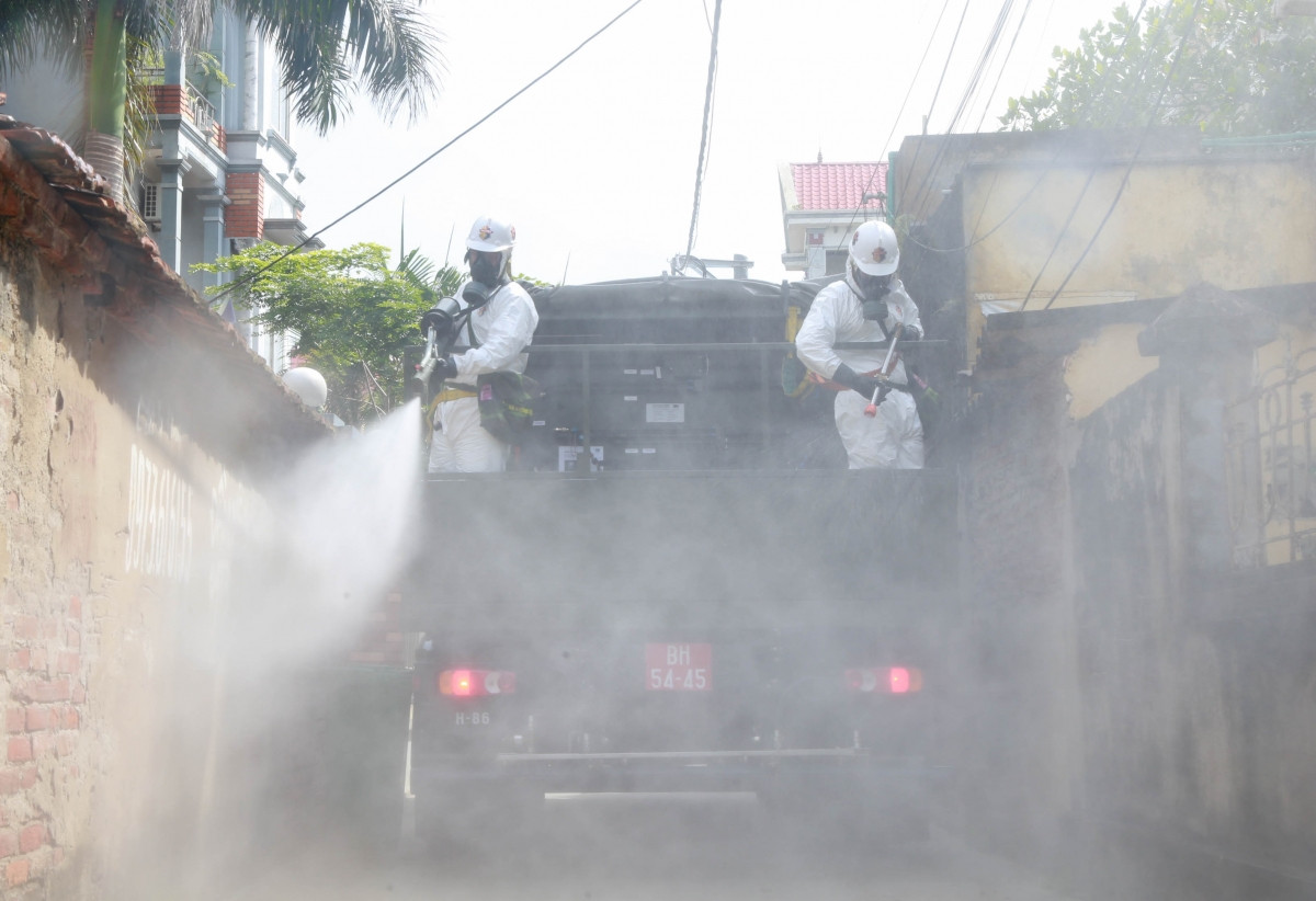 Ngoài ra, cán bộ Binh chủng Hóa học còn phát huy vai trò là lực lượng lòng cốt trong việc hướng dẫn nhân dân xử dụng dung dịch, hóa chất như: Phương thức pha dung dịch và có thể tự tiêu độc, khử trùng với quy mô nhỏ lẻ tại gia đình./.