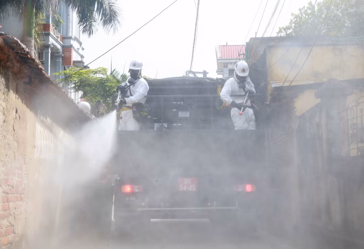 Ngoài ra, cán bộ Binh chủng Hóa học còn phát huy vai trò là lực lượng lòng cốt trong việc hướng dẫn nhân dân xử dụng dung dịch, hóa chất như: Phương thức pha dung dịch và có thể tự tiêu độc, khử trùng với quy mô nhỏ lẻ tại gia đình./.