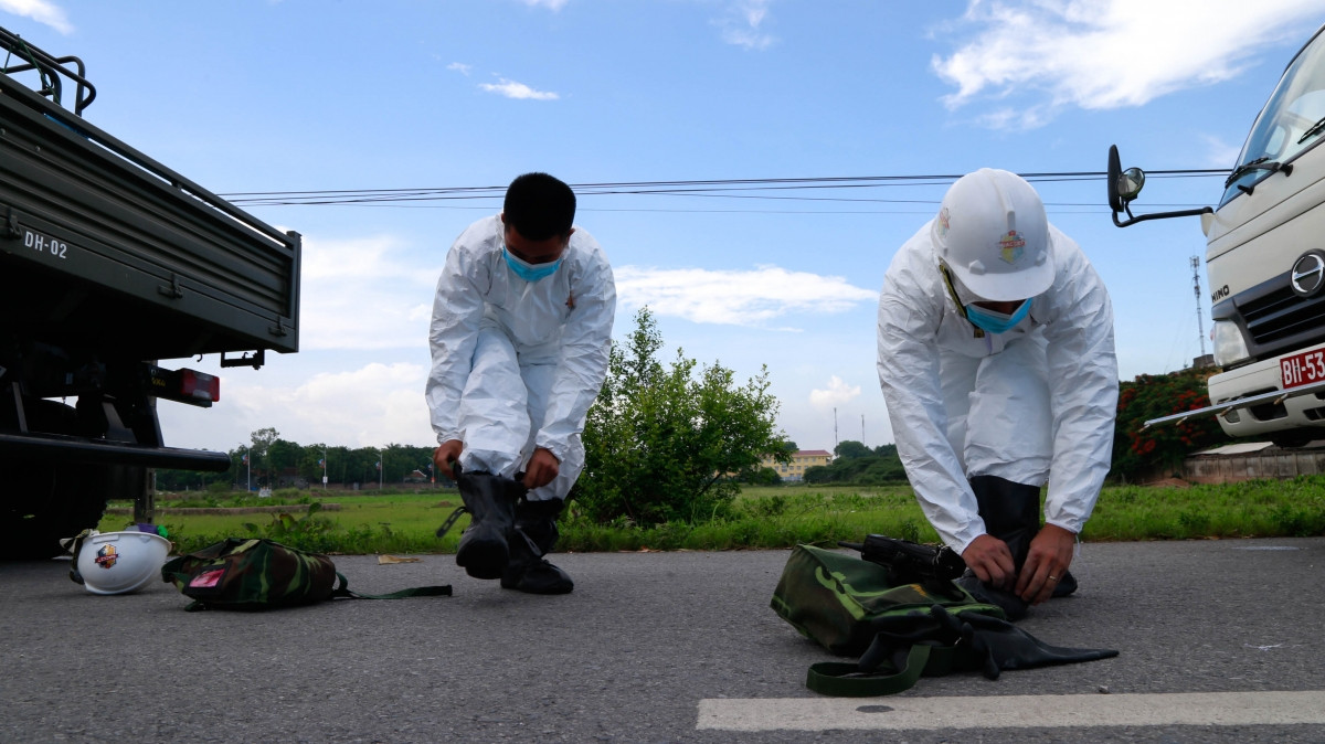 Lực lượng làm nhiệm vụ trang bị những trang thiết bị bảo hộ chống dịch mới nhất, có chất lượng đảm bảo, được sử dụng theo đúng quy trình phòng, chống dịch.