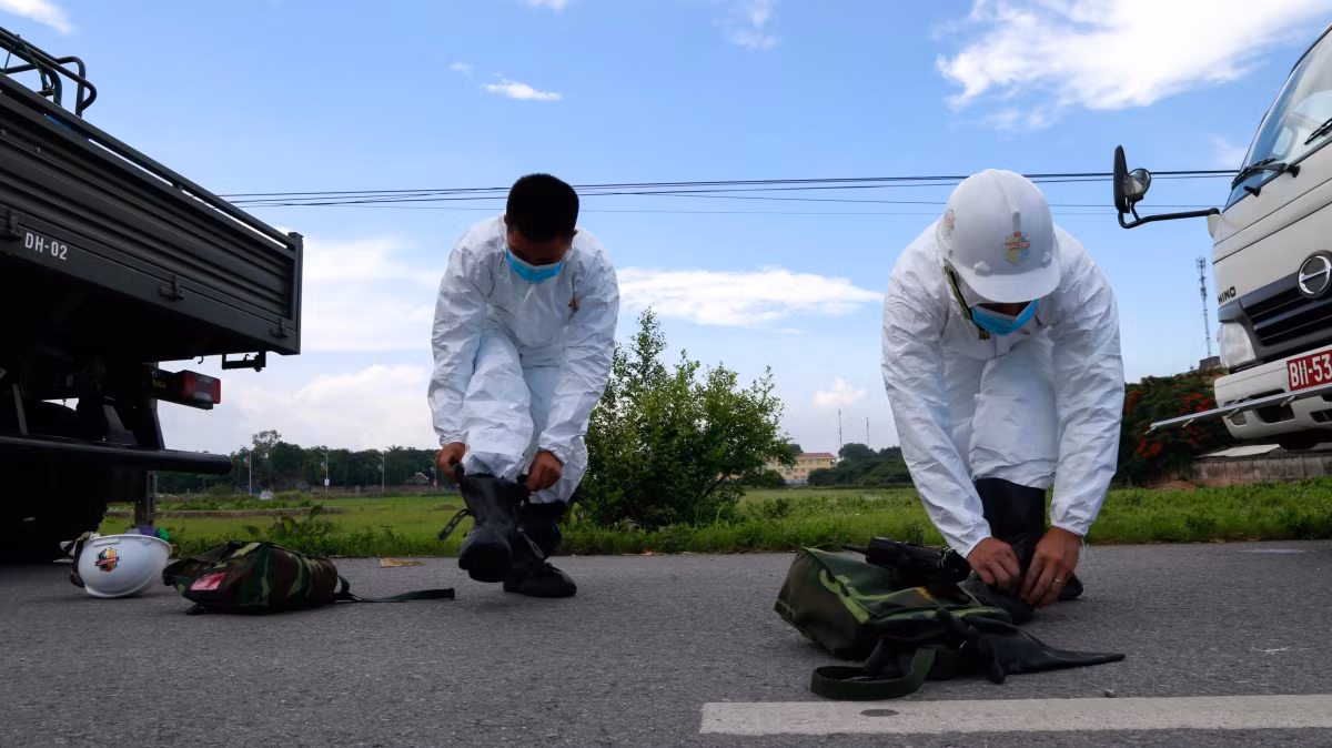 Lực lượng làm nhiệm vụ trang bị những trang thiết bị bảo hộ chống dịch mới nhất, có chất lượng đảm bảo, được sử dụng theo đúng quy trình phòng, chống dịch.