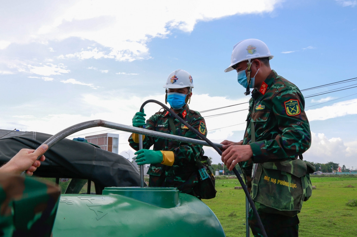 Theo thông tin từ Binh chủng hóa học, bắt đầu từ sáng 27/5, đơn vị này đã huy động tổng 15 xe đặc chủng, 120 cán bộ, chiến sỹ.