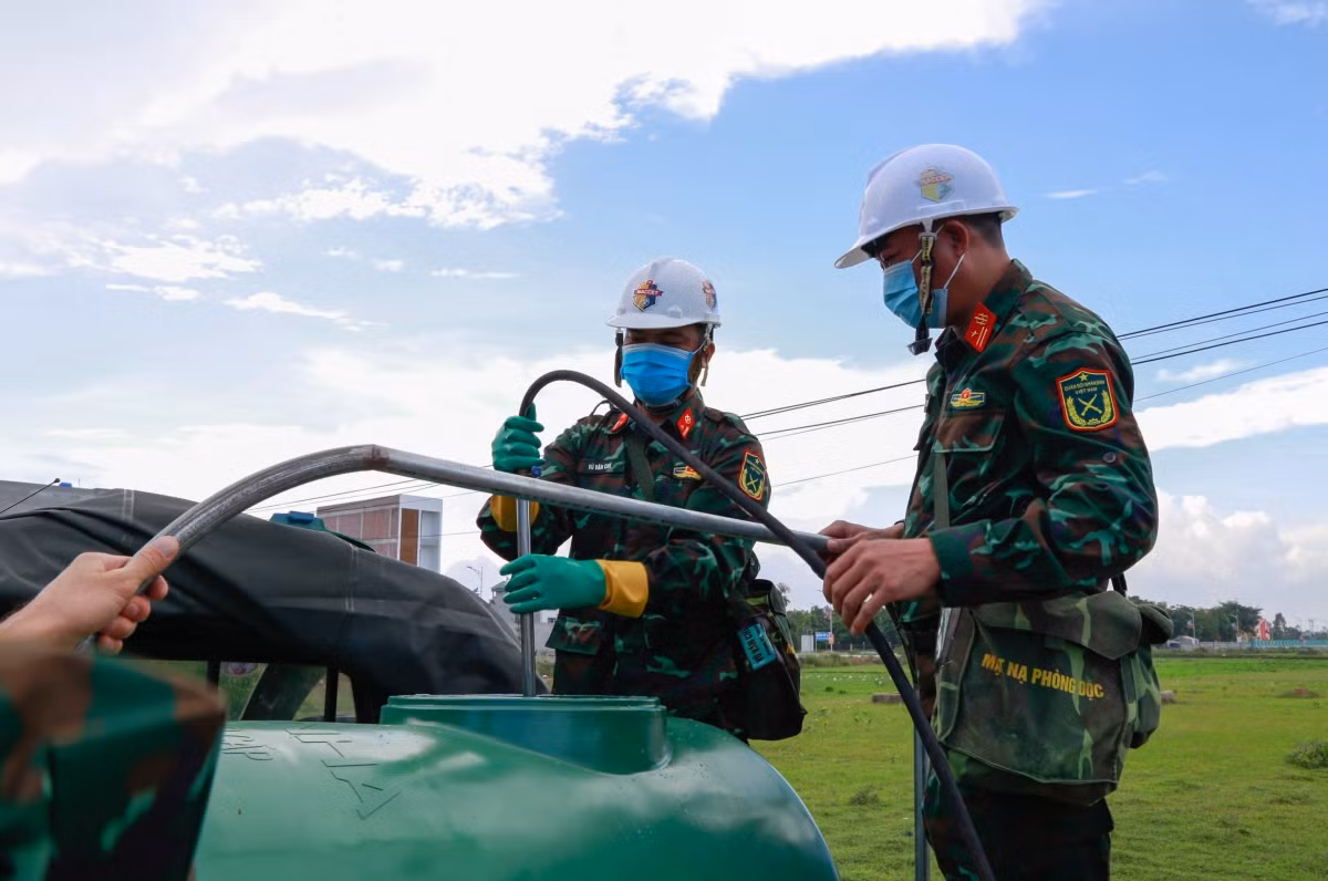 Theo thông tin từ Binh chủng hóa học, bắt đầu từ sáng 27/5, đơn vị này đã huy động tổng 15 xe đặc chủng, 120 cán bộ, chiến sỹ.