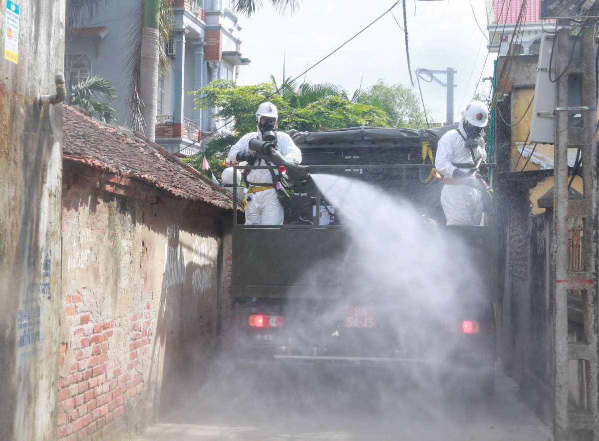 Xe đặc chủng tiến vào phung từ đường làng, ngõ xóm trên khắp 3 huyện.