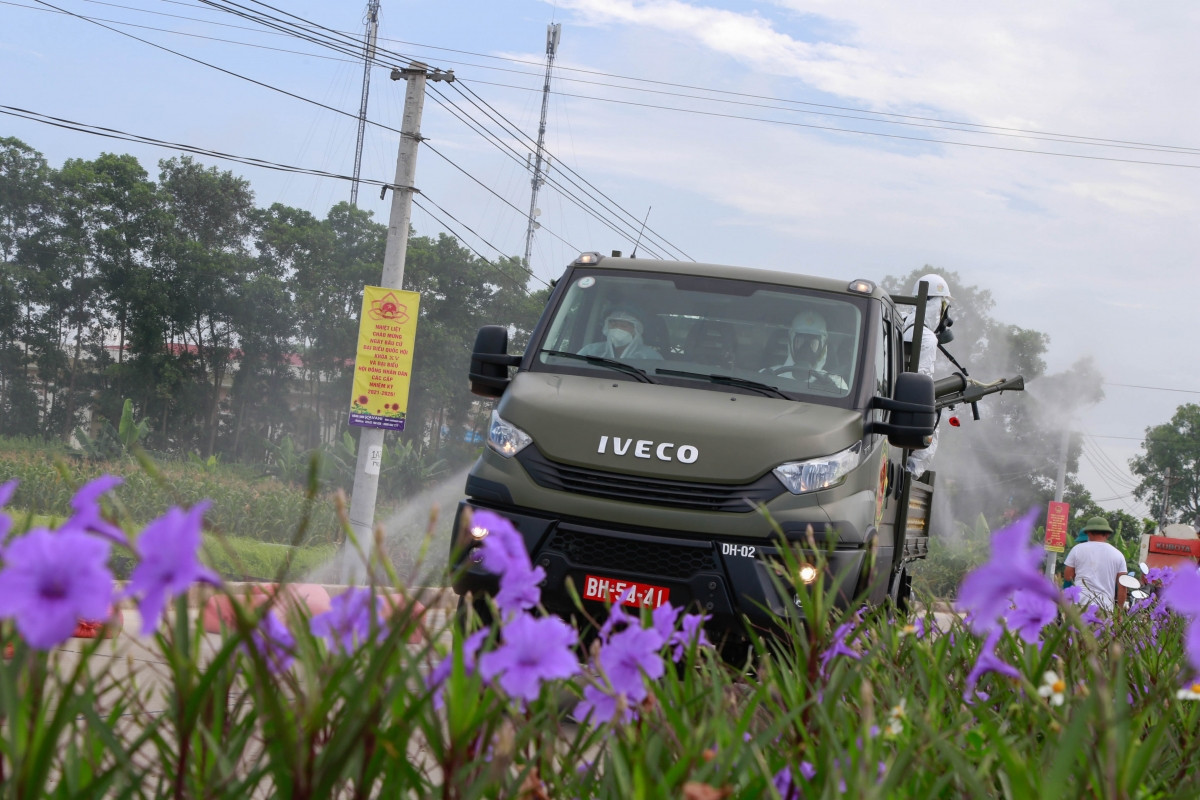 Binh chủng hóa học tiến hành phun hóa chất Cloramin B để khử khuẩn trên diện tích khoảng 8.000 ha gồm các trục đường chính, chợ, trường học, trụ sở UBND,… của một số xã, thị trấn của huyện Thuận Thành, Gia Bình và Quế Võ.