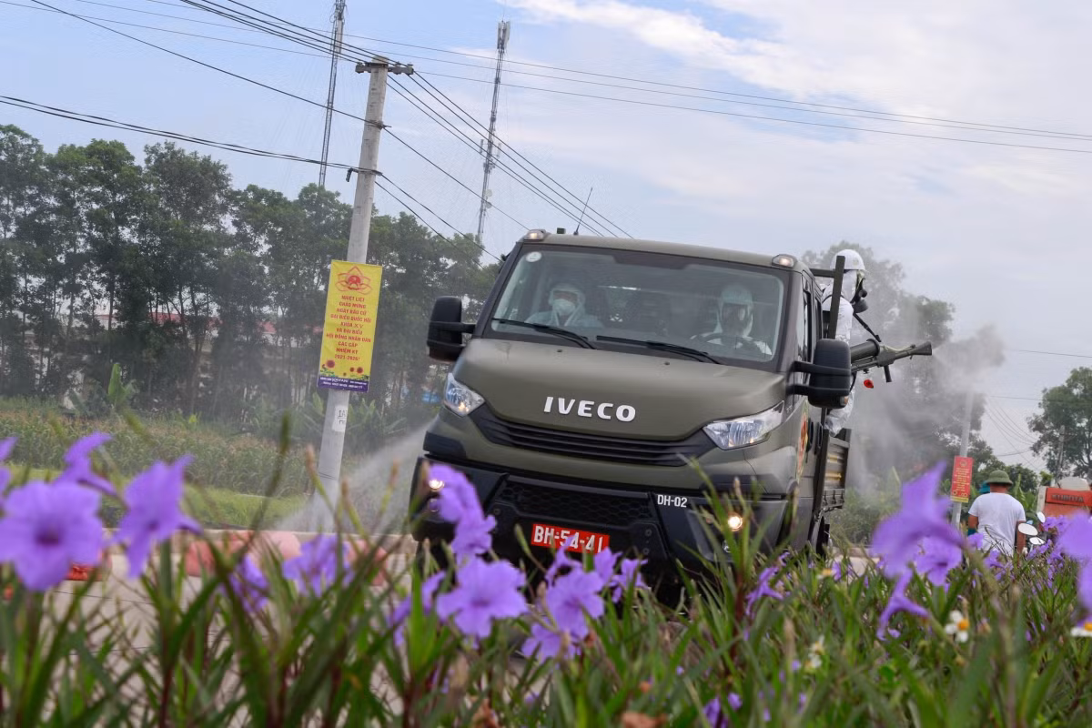 Binh chủng hóa học tiến hành phun hóa chất Cloramin B để khử khuẩn trên diện tích khoảng 8.000 ha gồm các trục đường chính, chợ, trường học, trụ sở UBND,… của một số xã, thị trấn của huyện Thuận Thành, Gia Bình và Quế Võ.