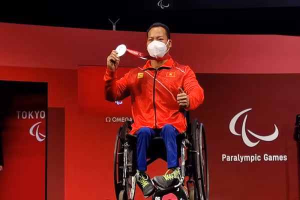 Luc si Le Van Cong mat HCV tai Paralympic Tokyo 2020 vi can nang