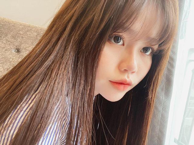 Huỳnh Anh hiện tại là du học sinh Singapore. Ngay từ cái nhìn đầu tiên, nàng hotgirl hút mắt dân tình bởi gương mặt baby và đôi mắt to tròn.