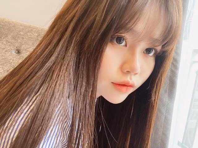 Huỳnh Anh hiện tại là du học sinh Singapore. Ngay từ cái nhìn đầu tiên, nàng hotgirl hút mắt dân tình bởi gương mặt baby và đôi mắt to tròn.