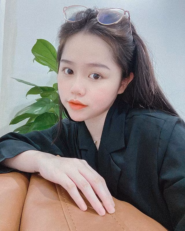 Theo nhận xét của dân tình, Huỳnh Anh cũng sở hữu những điểm chung về dung mạo chẳng khác là bao so với Nhật Lê và những cô bạn gái tin đồn trước đây của Quang Hải: vóc dáng nhỏ nhắn, gương mặt ưa nhìn và làn da trắng mịn.