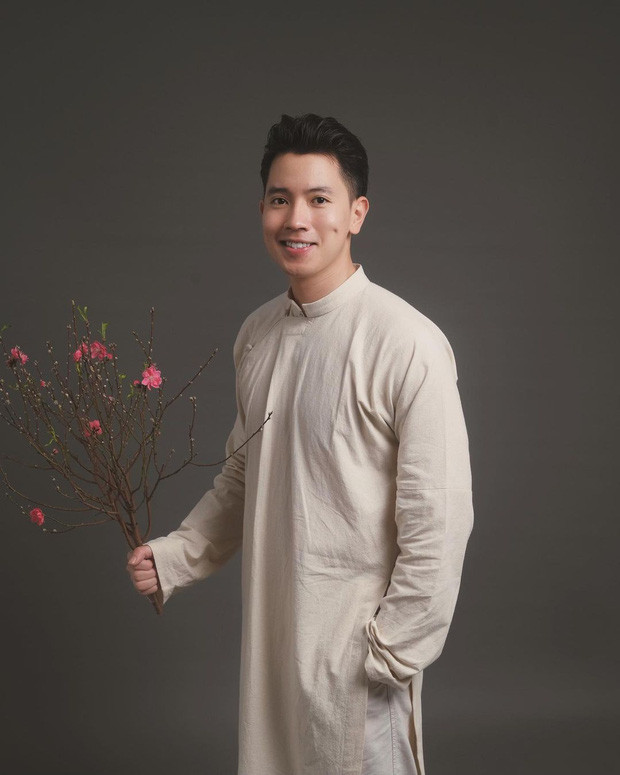 Dù đeo khẩu trang và đội 2 bộ tóc giả khác nhau, không khó để nhận ra quả body "cơ bắp" của bà cô kia chính là cơ trưởng Quang Đạt.