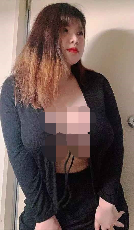 Đặc biệt ở góc chụp nghiêng, đôi gò bồng đào còn lấn át hết cả vòng 3. Ở phần bình luận của bài đăng, một số dân mạng khuyên Thu Trang nên "tém tém" lại những bức ảnh khoe thân như vậy.