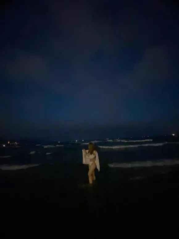 Tới mỗi nơi, Thu Trang đều diện trang phục phù hợp, chụp hình những nơi cô đã đặt chân qua.