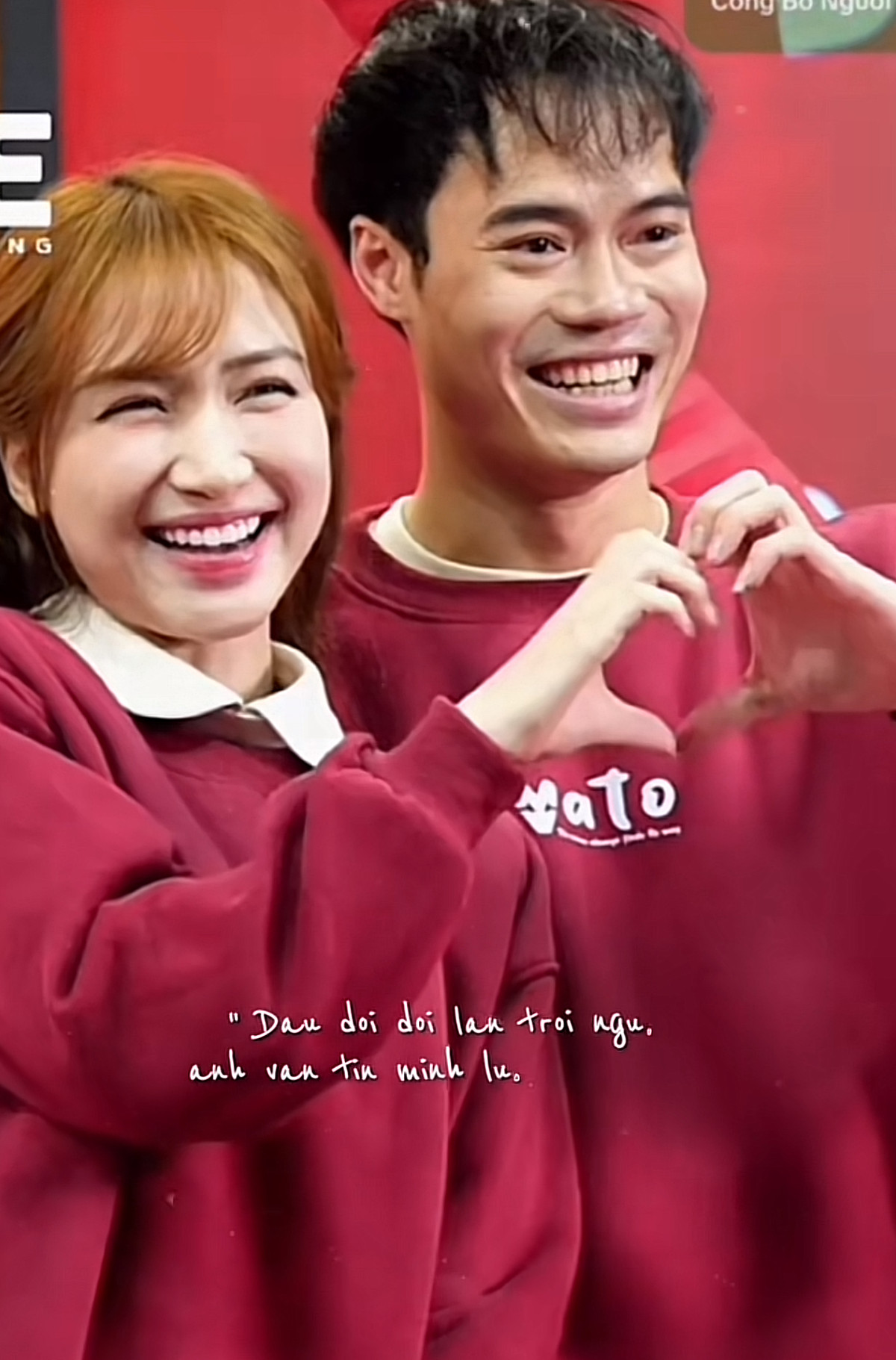 Hình ảnh Văn Toàn và Hòa Minzy cùng diện áo đỏ khiến dân mạng cực thích thú.