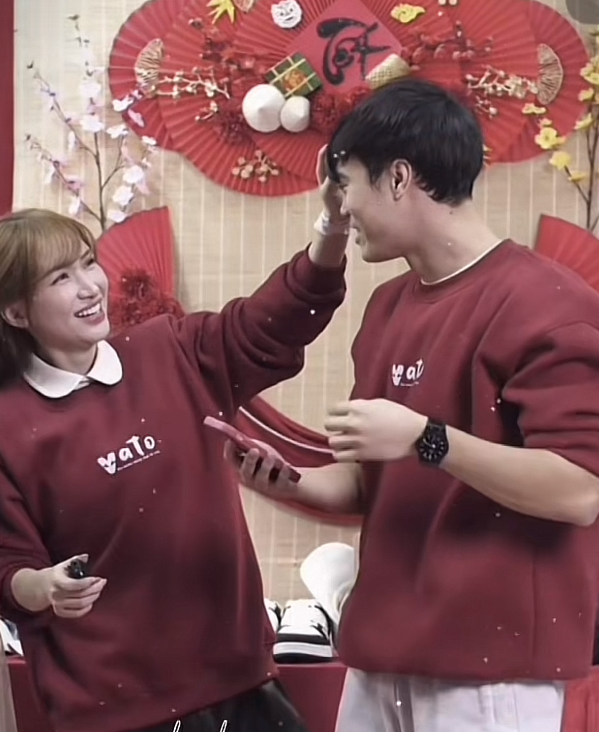 Màn tương tác của Văn Toàn và Hòa Minzy còn khiến dân mạng chú ý hơn. Mặc dù vướng vào tin đồn hẹn hò nhưng cả hai thoải mái cùng làm biểu tượng trái tim với nhau.