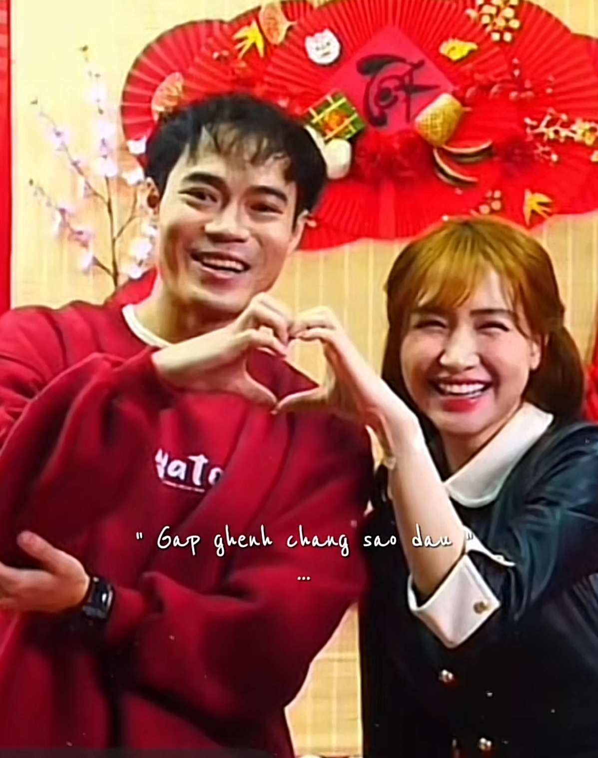 Trong livestream, Hòa Minzy còn không ngần ngại chỉnh tóc cho chàng cầu thủ. Rất hiếm khi cả Văn Toàn và bạn thân cùng xuất hiện và thể hiện tình cảm với nhau như vậy.