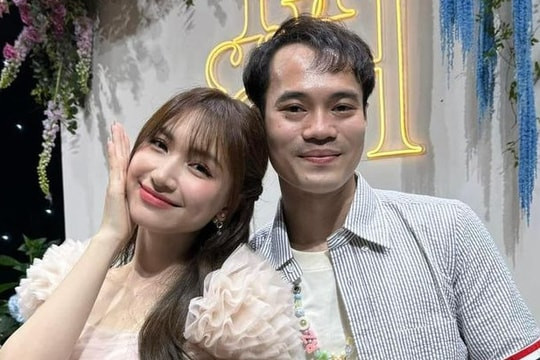 10 năm trước hay bây giờ cậu vẫn luôn ủng hộ tôi như thế, luôn có mặt lúc tôi cần và tôi cũng vậy". Hòa Minzy cho biết thêm.