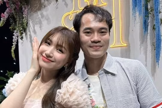 10 năm trước hay bây giờ cậu vẫn luôn ủng hộ tôi như thế, luôn có mặt lúc tôi cần và tôi cũng vậy". Hòa Minzy cho biết thêm.