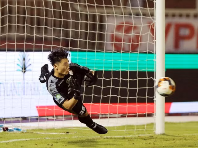 Vào giữa năm 2020, Dân Trí từng đưa tin về việc thủ thành người Thanh Hóa sở hữu trang cá nhân với mức giá quảng cáo mỗi bài đăng là 57 triệu đồng, 120 triệu đồng cho 1 lần livestream.