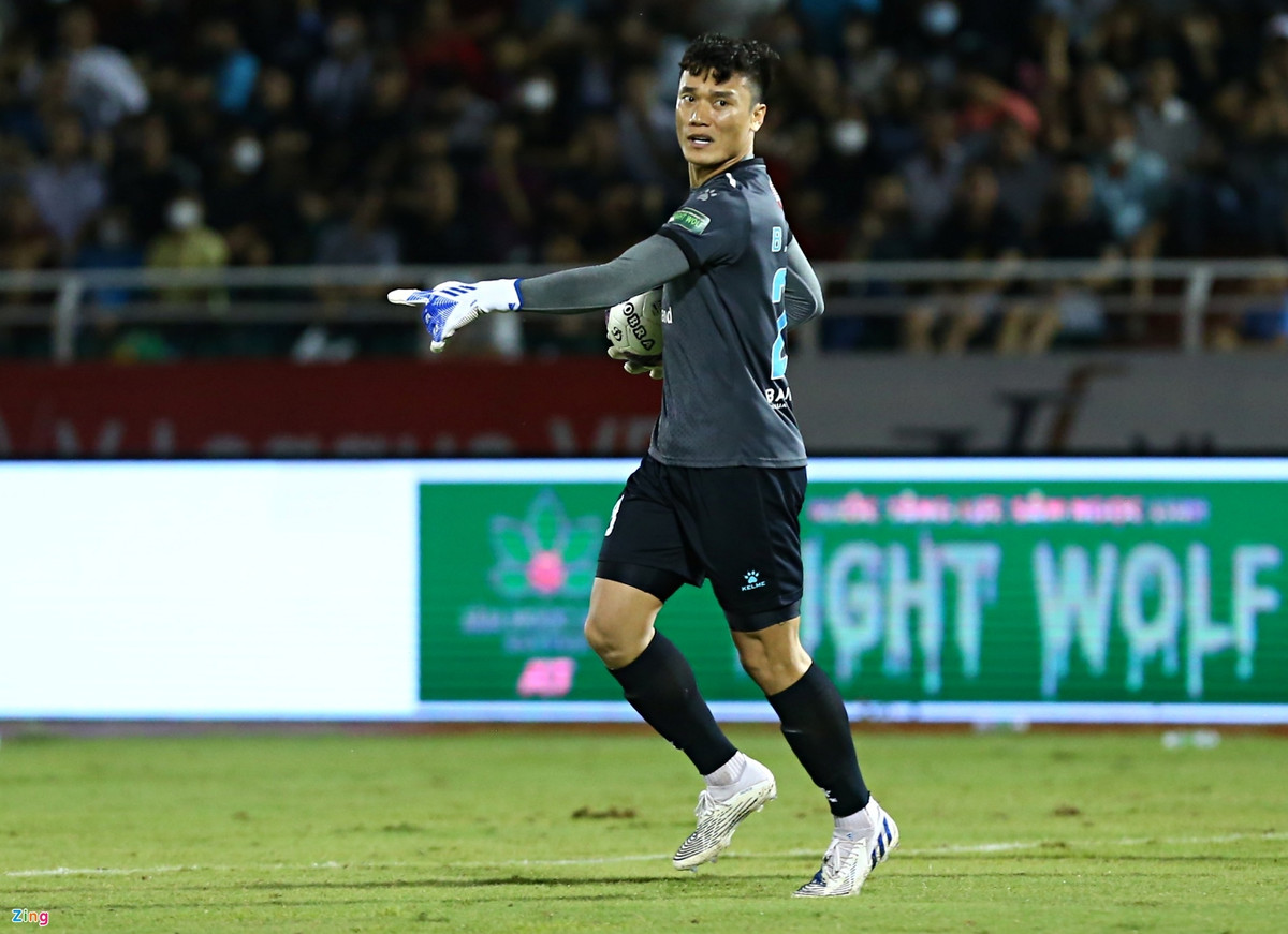 Sau thất bại lần này, nhiều cổ động viên quá khích đã vào Fanpage chính của CLB TP HCM để lại bình luận khiếm nhã hướng về thủ môn Bùi Tiến Dũng.