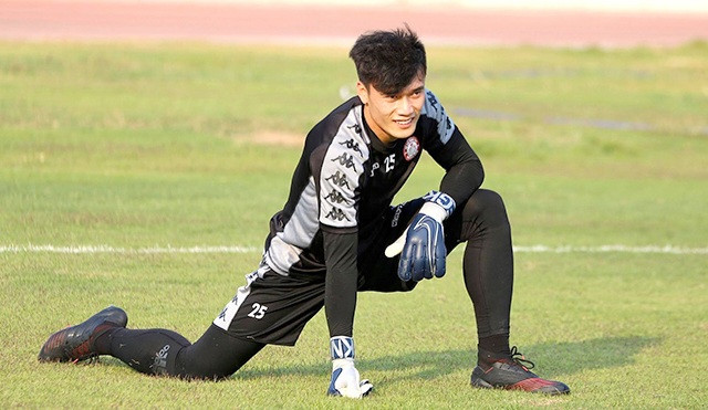 Ngoài ra, Bùi Tiến Dũng cũng thu được khoảng 230 triệu đồng cho mỗi lần đi dự sự kiện. Chỉ riêng tiền quảng cáo, check-in, chụp hình là cả tỉ đồng. Ngoài ra anh còn thành công trong việc xây dựng thương hiệu thời trang riêng, có kế hoạch mở rộng cả chuỗi cửa hàng.