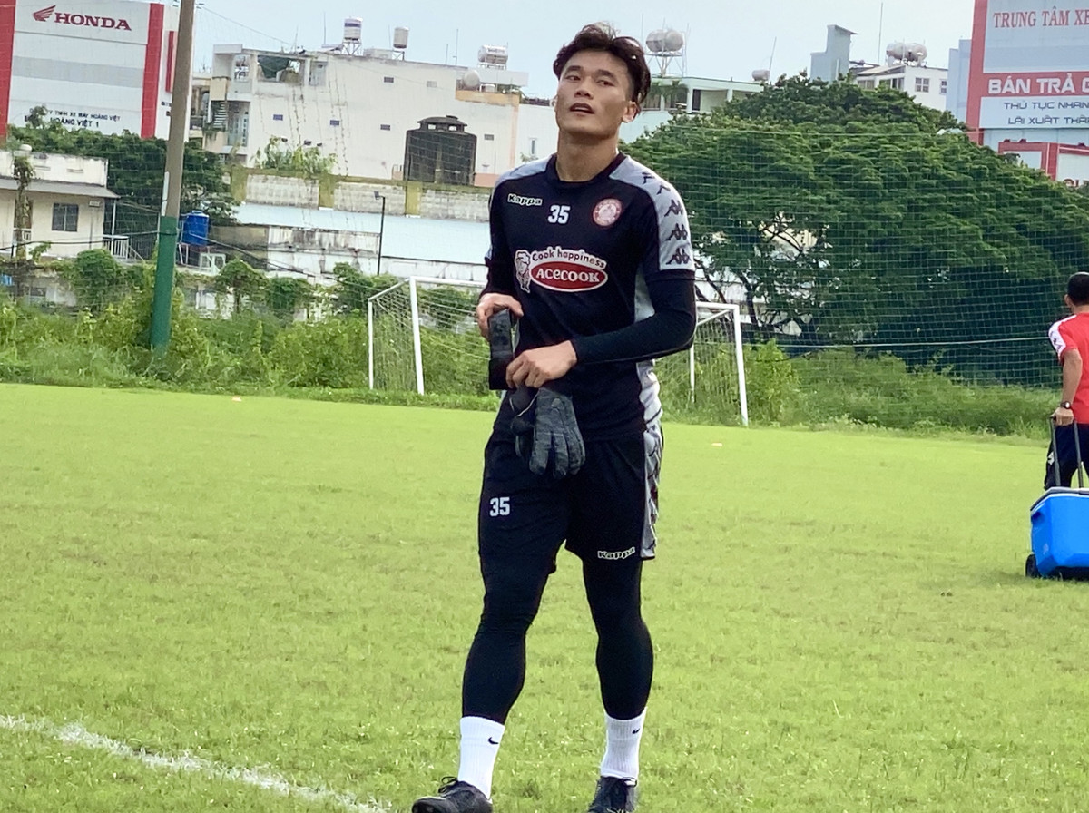 Nhiều người thậm chí còn mong CLB TP HCM mạnh tay loại thủ thành người Thanh Hóa. Bởi lẽ qua những gì anh thể hiện, mọi người đã quá thất vọng, chỉ mong vị trí này sớm thay bằng thủ môn khác.
