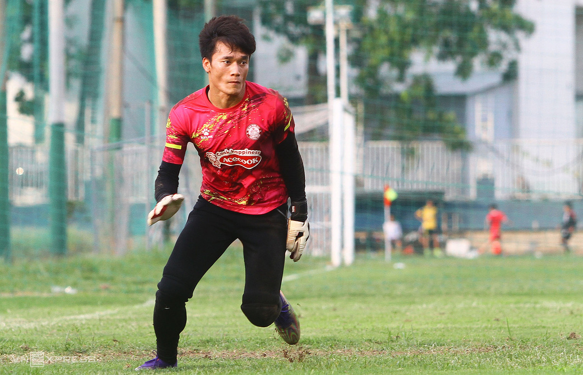 Tính trong 3 trận gần nhất, đây là sai lầm thứ 2 của thủ thành người Thanh Hóa. Thất bại trước Viettel, TP HCM chìm xuống vị trí thứ 12, kéo dài chuỗi thua 4 trận liên tiếp.