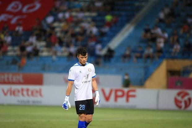 Trong trận đấu trước CLB Viettel, Bùi Tiến Dũng mắc nhiều sai lầm, băng ra đấm bóng lỗi khiến CLB TP HCM chịu thua 0-1.