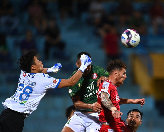 Trong mùa giải lần này, cựu thủ môn đội tuyển Việt Nam nhận sự tin tưởng từ HLV Trần Minh Chiến và được bắt chính. Tuy nhiên, Bùi Tiến Dũng lại cho thấy màn thể hiện phong độ xuống dốc.