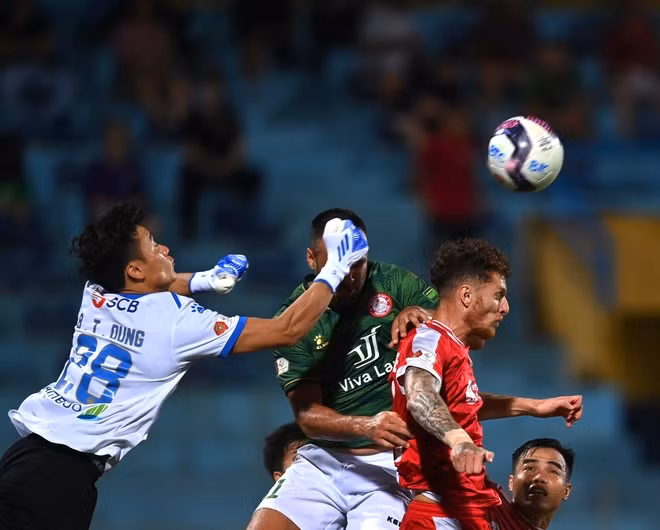 Trong mùa giải lần này, cựu thủ môn đội tuyển Việt Nam nhận sự tin tưởng từ HLV Trần Minh Chiến và được bắt chính. Tuy nhiên, Bùi Tiến Dũng lại cho thấy màn thể hiện phong độ xuống dốc.