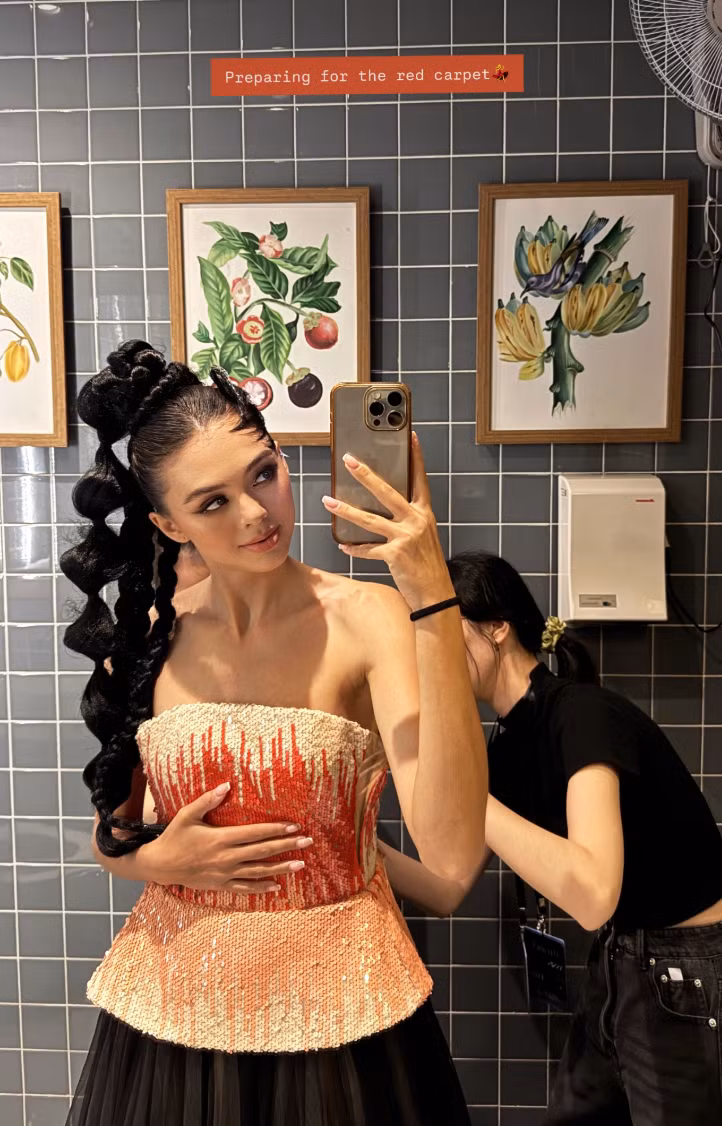 Đôi lông mày cong tự nhiên, được tỉa gọn, tôn lên đường nét thanh thoát của khuôn mặt. Đôi môi đầy đặn, phủ son bóng màu vừa quyến rũ vừa tinh tế, hài hòa với phong cách trang phục.