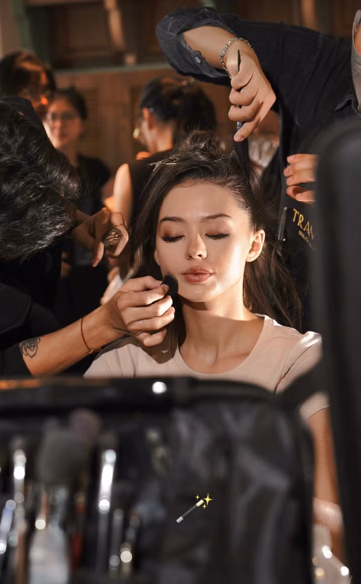 Gương mặt Dianka được trang điểm kỹ lưỡng, với làn da mịn màng, sáng bóng và rạng rỡ. Đôi mắt to tròn, được kẻ eyeliner sắc sảo và gắn mi dài, ánh nhìn sâu thẳm, đầy cuốn hút.