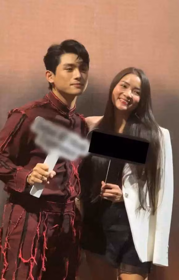 Tuy nhiên, có một khoảng thời gian Thủy Top bất ngờ mất tích khỏi mạng xã hội khi quyết định ra nước ngoài du học.