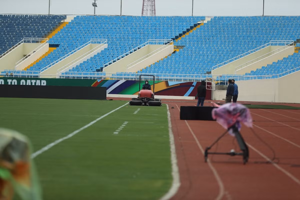 "Ngày 31-1, một ngày trước trận đấu, công tác chuẩn bị sẽ tiếp tục được rà soát lần cuối. Mục đích đảm bảo những gì tốt nhất về cơ sở vật chất cho trận Việt Nam - Trung Quốc" - ông Phấn cho biết thêm.