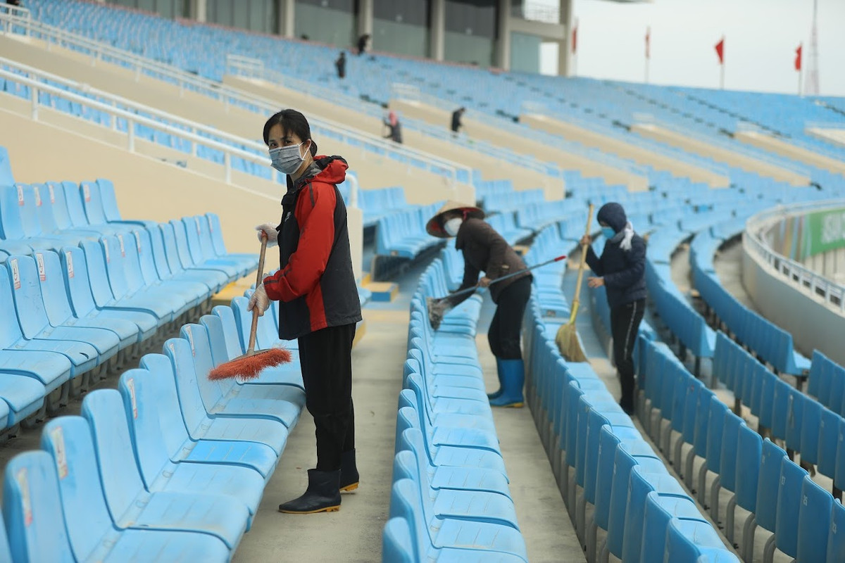 Các nhân viên tiến hành lau dọn hàng ghế.