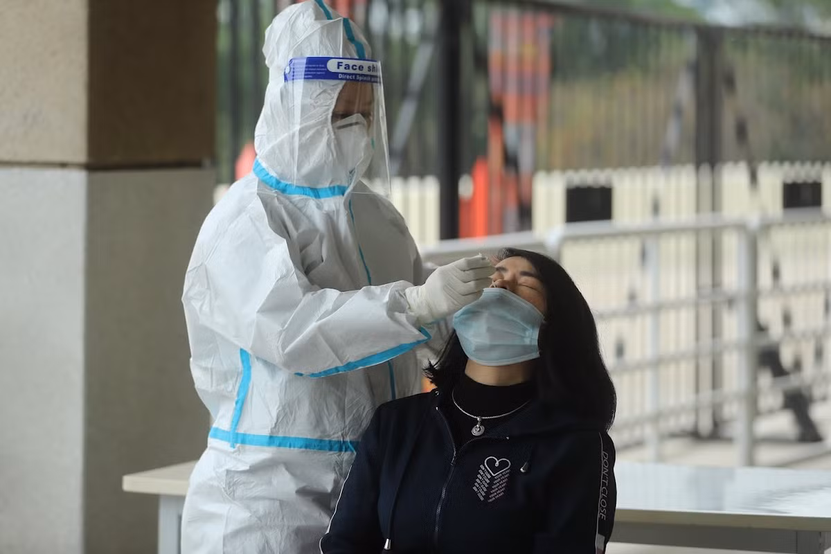 Tất cả nhân viên phục vụ đều phải test COVID -19.