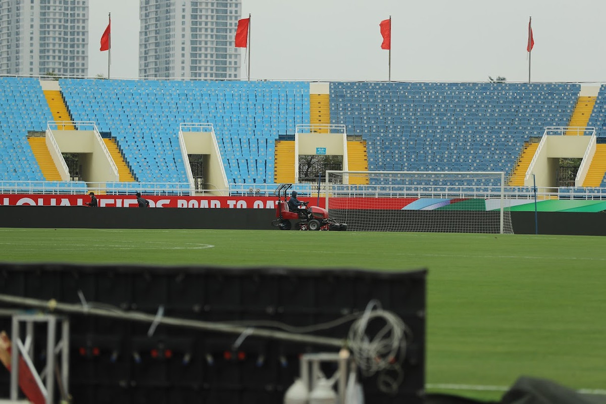 Ông Trần Đức Phấn Phó Tổng cục trưởng phụ trách Tổng cục TDTT cho biết đã trao đổi trực tiếp với HLV Park Hang Seo về chất lượng mặt cỏ sân Mỹ Đình và ông Park khẳng định mặt sân đủ tiêu chuẩn thi đấu.