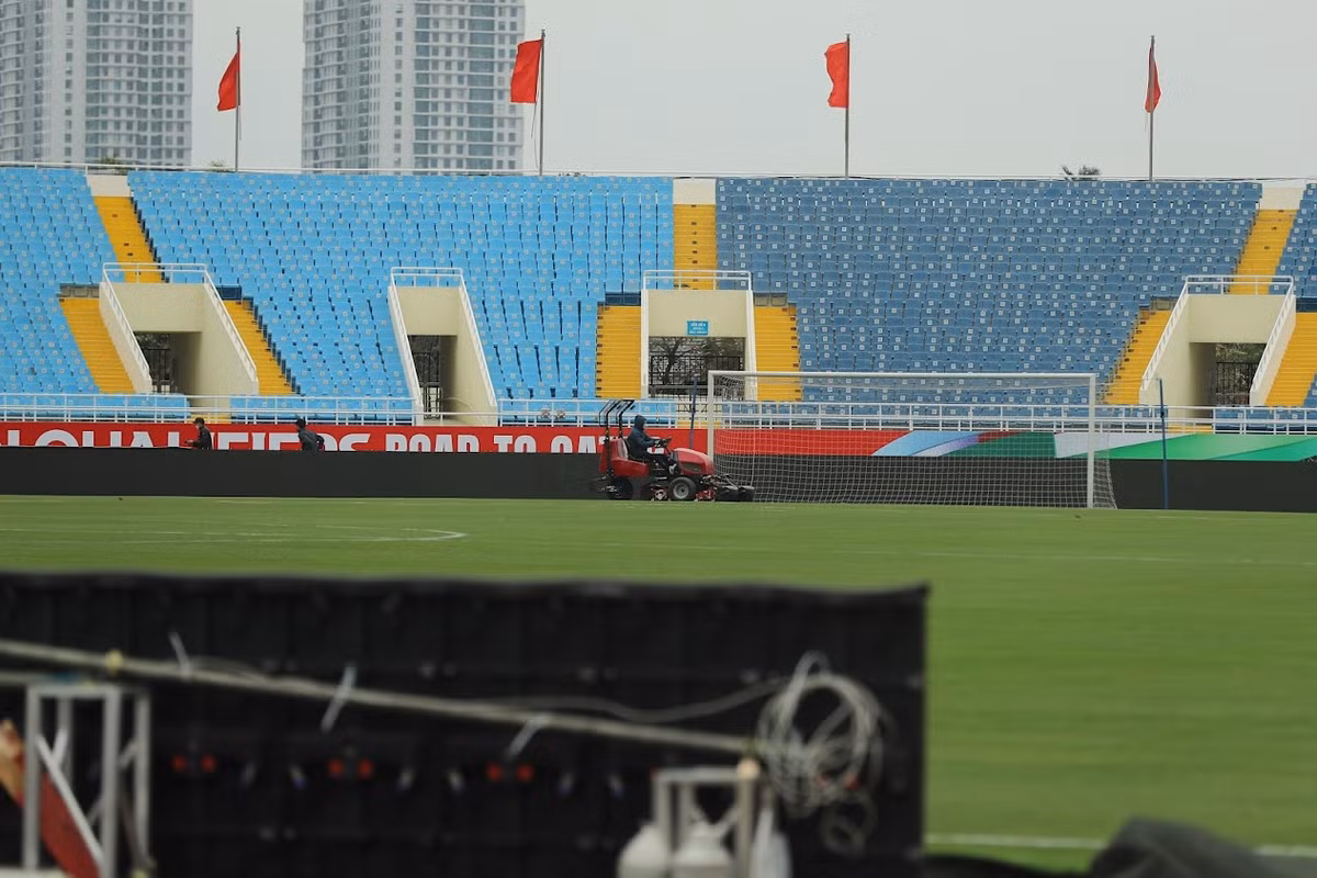 Ông Trần Đức Phấn Phó Tổng cục trưởng phụ trách Tổng cục TDTT cho biết đã trao đổi trực tiếp với HLV Park Hang Seo về chất lượng mặt cỏ sân Mỹ Đình và ông Park khẳng định mặt sân đủ tiêu chuẩn thi đấu.