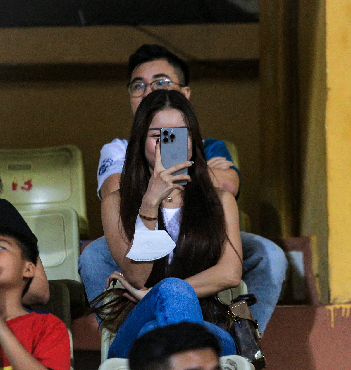 Khi phát hiện bị các phóng viên chụp ảnh, Yến Xuân vui vẻ chụp ảnh lại và gửi chọc lại.