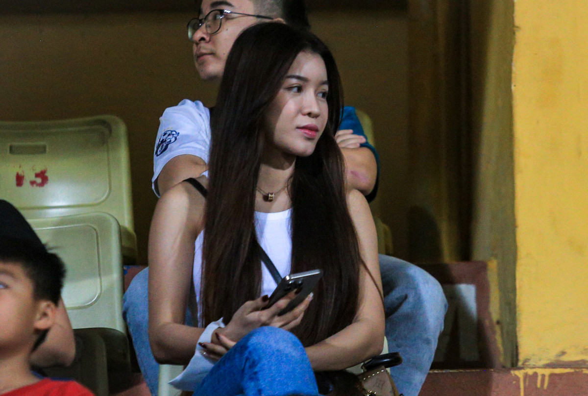 Khác với phong cách quyến rũ thường thấy khi khoe ảnh trên trang cá nhân, trên khán đài Yến Xuân diện trang phục giản dị, khỏe khoắn với chiếc áo ba lỗ trắng và quần jean.