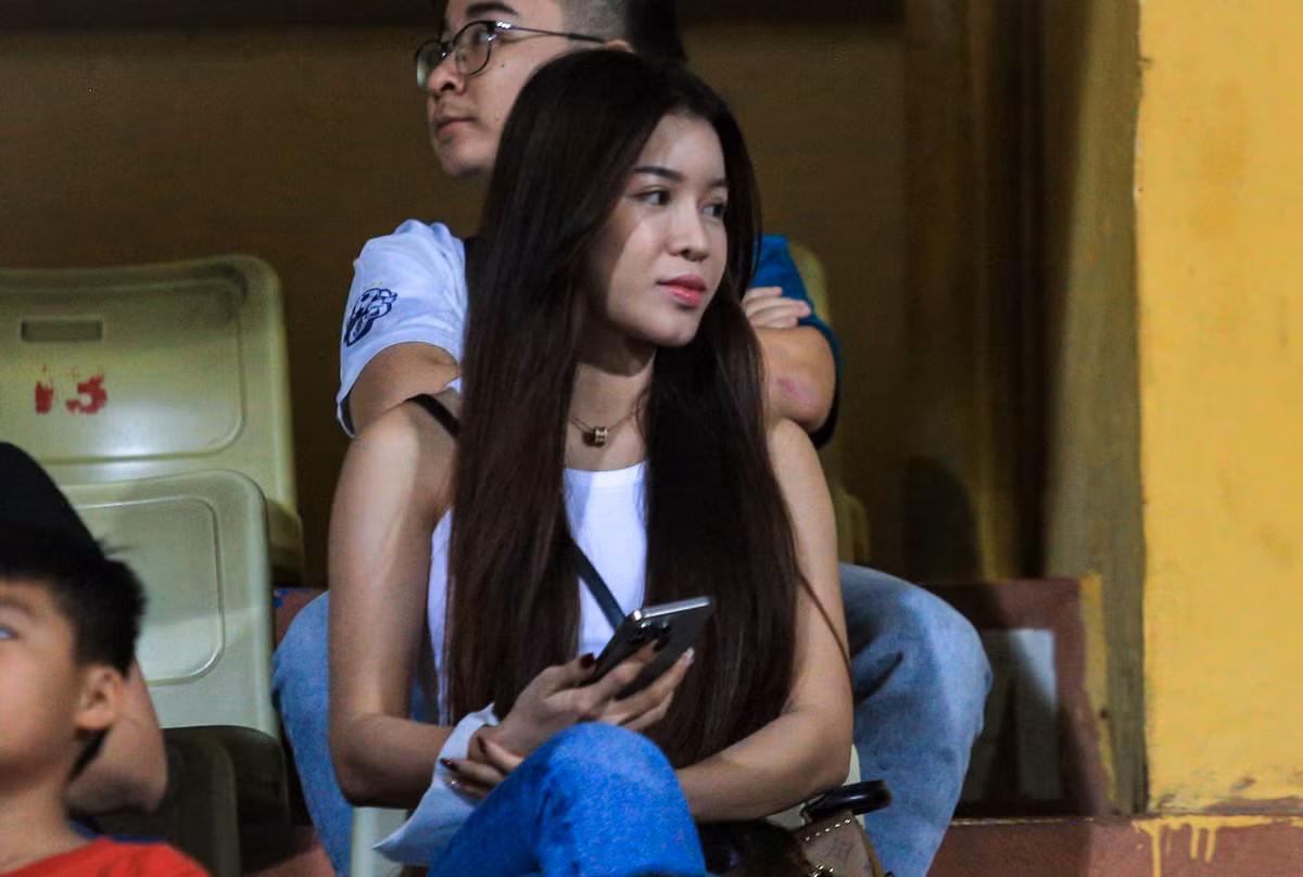 Khác với phong cách quyến rũ thường thấy khi khoe ảnh trên trang cá nhân, trên khán đài Yến Xuân diện trang phục giản dị, khỏe khoắn với chiếc áo ba lỗ trắng và quần jean.